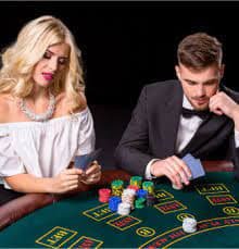 Meja kasino dengan permainan kartu blackjack yang sedang berlangsung di live casino online